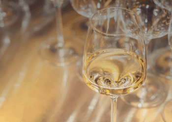 Decantare un vino bianco: quando ha senso su Timorasso e Godello
