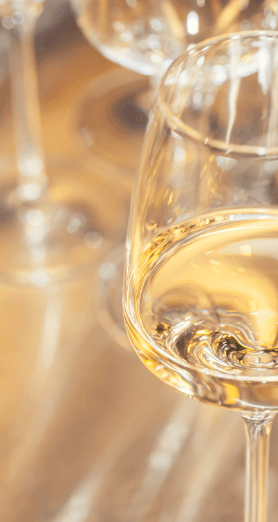 Decantare un vino bianco: quando ha senso su Timorasso e Godello